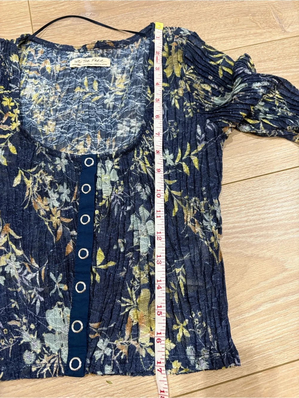 Free People We are free Angelina Blouse Cropped Top Floral Button down Size XS